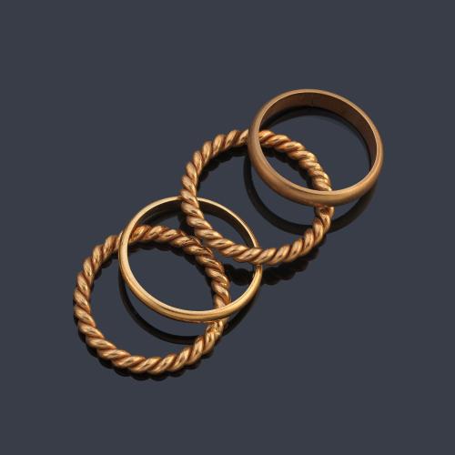 Cuatro alianzas, dos de ellas con diseño entorchado realizadas en oro amarillo de 18K.