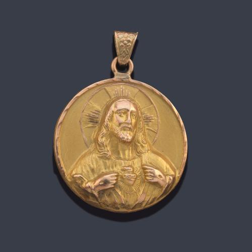 Medalla escapulario con La Imagen de La Virgen de Guadalupe y el Sagrado Corazón, en montura de oro amarillo de 18K.