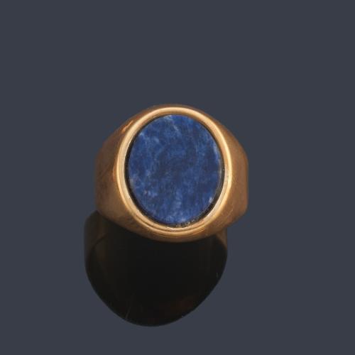 Anillo tipo sello con pieza de lapislázuli en montura de oro amarillo de 18K.