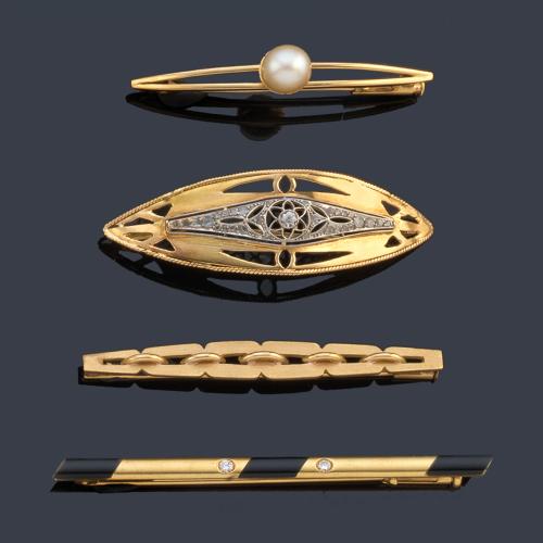 Lote con dos barritas, una de ellas con brillantes y esmalte negro y dos broches curvados con perla y diamantes.