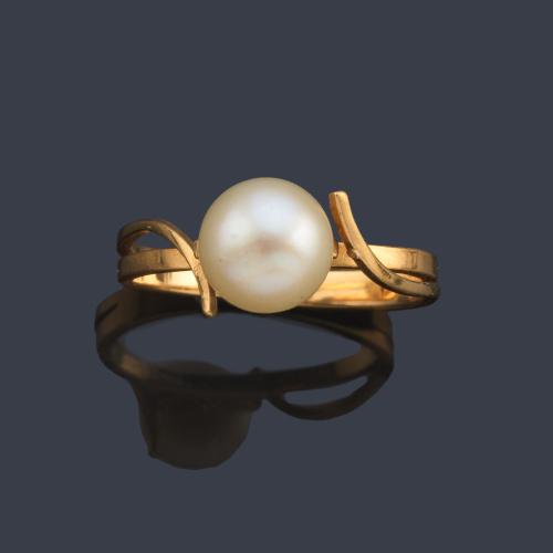 Anillo con perla de aprox. 7,25 mm en montura de oro amarillo de 18K.