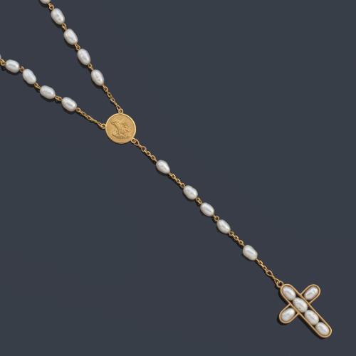 Rosario con perlas en forma de barrilete con remate de cruz con perlas en montura de oro amarillo de 18K.