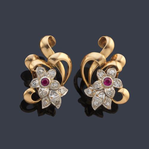 Pendientes retro años '40 con rubíes sintéticos, diamantes realizados en oro amarillo de 18K y vista en platino.