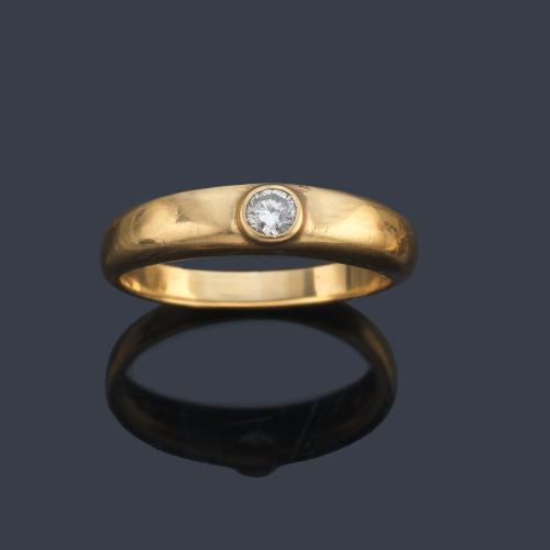 Anillo con brillante de aprox. 0,10 ct engastado en chatón.