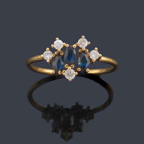 Anillo con tres zafiros talla marquís y brillantitos en montura de oro amarillo de 18K.