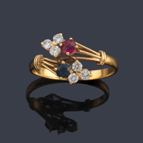 Anillo con rubí, zafiro y seis brillantes en montura de oro amarillo de 18K.