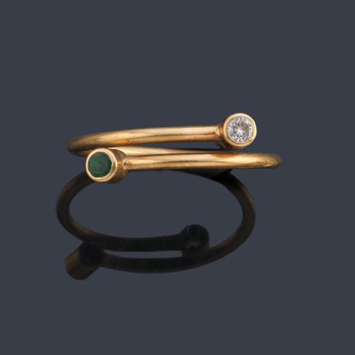 Anillo con zafiro talla redonda y brillante en montura de oro amarillo de 18K.