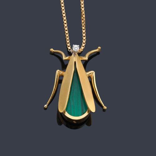 Colgante en forma de mosquita con pieza de malaquita y brillante en montura y cadena de oro amarillo de 18K.