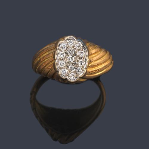 Anillo tipo sello con frente en pavé de brillantes en montura de oro amarillo gallonado de 18K.