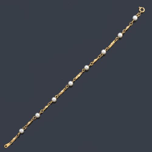 Pulsera en oro amarillo de 18 K con perlas cultivadas.