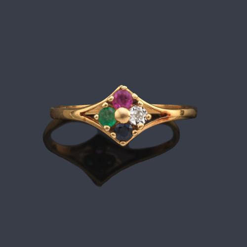 Anillo con rubí, esmeralda, zafiro y brillante en montura de oro amarillo de 18K.