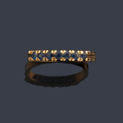 Media alianza con zafiros en montura de oro amarillo de 18K.