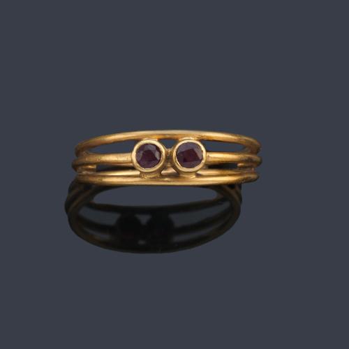 Anillo con dos rubíes talla redonda en montura de oro amarillo de 18K.