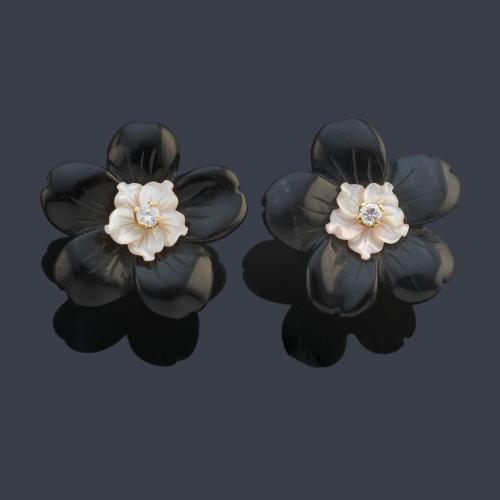 Pendientes cortos con diseño floral realizado en ágata, nácar y brillantes.
