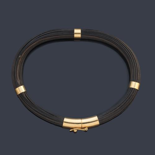 Pulsera con pelos de elefante con detalles y cierre en oro amarillo de 18K.