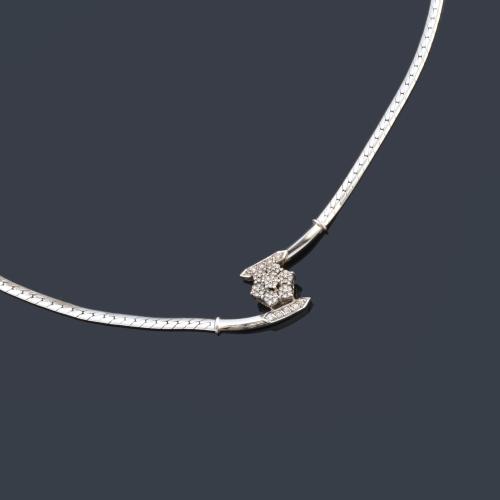 Collar con motivo de rosetón central con brillantes de aprox. 0,60 ct en total.