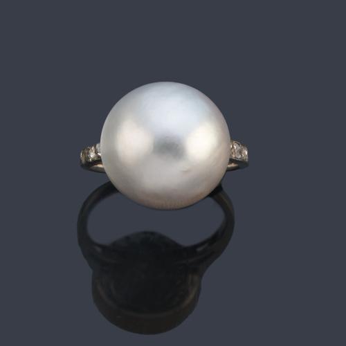  Anillo con perla Mabe con banda de diamantes talla rosa en montura de oro blanco de 18K.