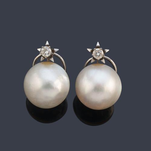 Pendientes cortos con pareja de perlas Mabe y dos brillantes de aprox. 0,25 ct cada uno.