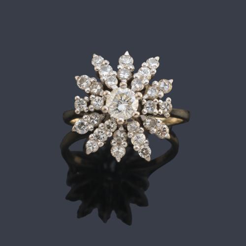  Anillo con diseño de rosetón con brillantes de aprox. 1,00 ct en total.