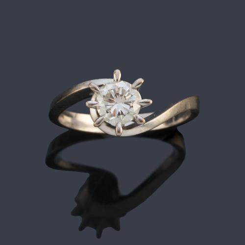 Solitario con brillante de aprox. 0,50 ct en montura de oro blanco de 18K.