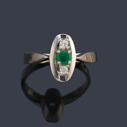  Anillo con una esmeralda y dos brillantes en montura de oro blanco de 18K.