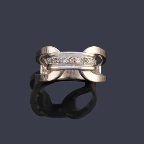 Anillo con banda de diamantes talla 8/8 en montura de oro blanco de 18K.