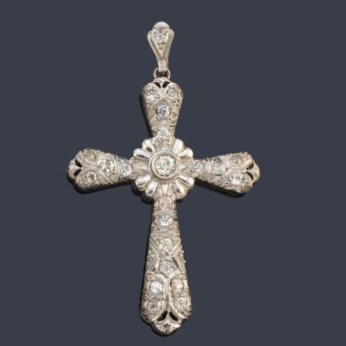  Cruz con diseño calado enriquecida con diamantes talla antigua y 8/8, en montura de oro blanco de 18K.