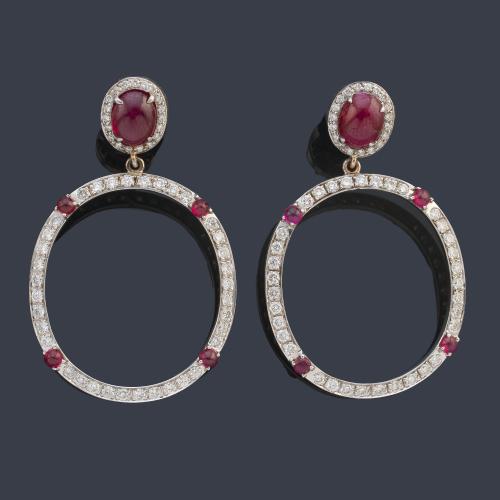 Pendientes largos con diseño circular con rubíes talla cabujón y brillantes de aprox. 1,80 ct en total.
