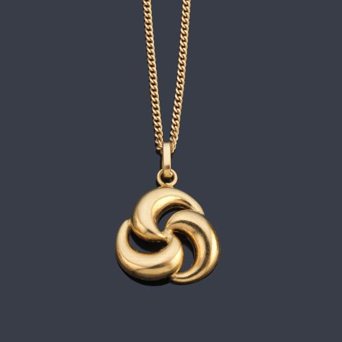 Colgante con diseño entrelazado en montura y cadena de oro amarillo de 18K.