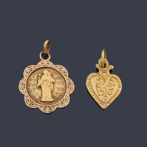 Dos medallas, una de ellas devocionales con La Imagen de la Virgen en oro amarillo de 18K.