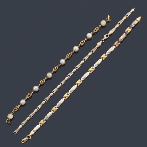 Tres pulseras en oro amarillo de 18K, uno de ellas con perlas intercaladas.