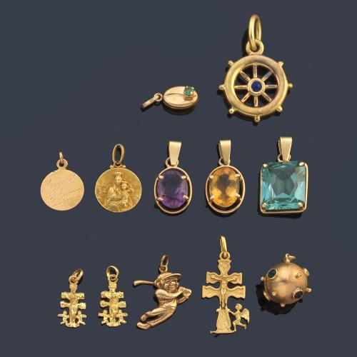 Lote con 11 colgantes con diferentes motivos y gemas en oro amarillo de 18K y un colgante en forma de grano de café en oro amarillo de 14K.