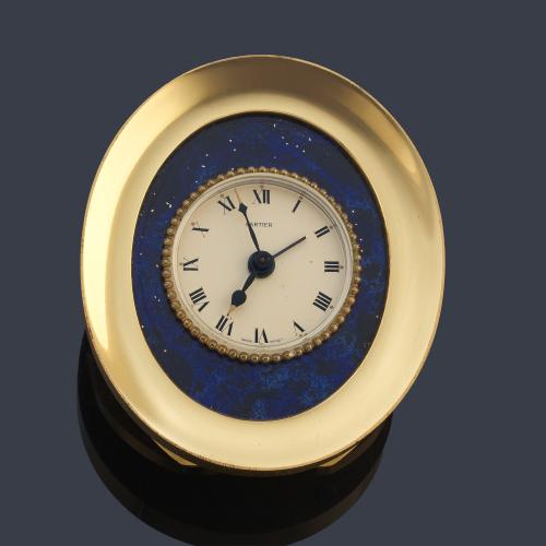 Despertador CARTIER con caja dorada y esmalte simulando lapislázuli.
