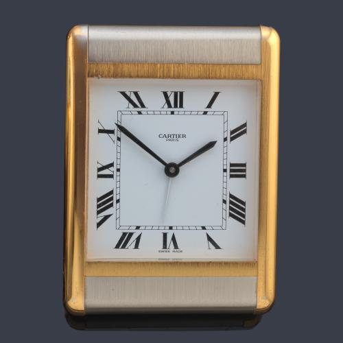  CARTIER Tank, despertador con caja en acero y chapada en oro. Con estuche y documentación.