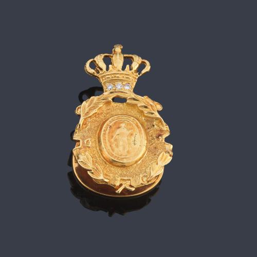 Pin insignia de la Real Academia de Medicina de Murcia realizada en oro amarillo de 18K y brillantes.