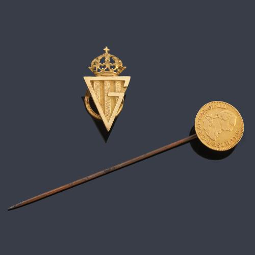 Alfiler con moneda de Carlos III en oro 22K y Pin de club deportivo en oro amarillo de 18K.