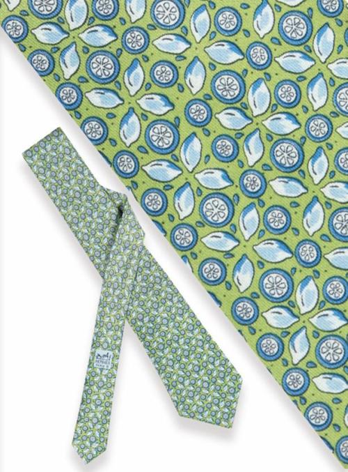 Corbata Hermés, con motivos de limones sobre fondo verde