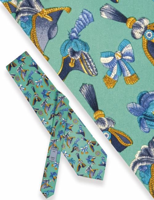 Corbata Napoleón para Leonar con motivos de biconios sobre fondo verde.