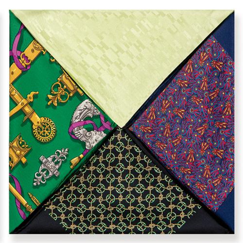 Lote con cuatro gavroches de Hermès realizados en seda 100%.