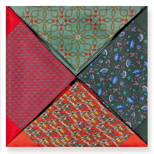 Lote con cuatro gavroches de Hermès realizados en seda 100%.