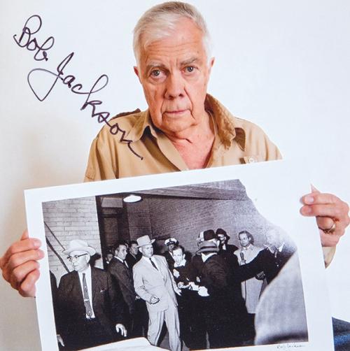  ROBERT JACKSON - Bob Jackson sosteniendo su foto