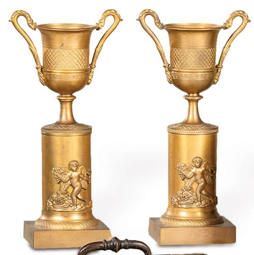 Pareja de copas de bronce estilo Luís XVI, Francia ff. S. XIX.