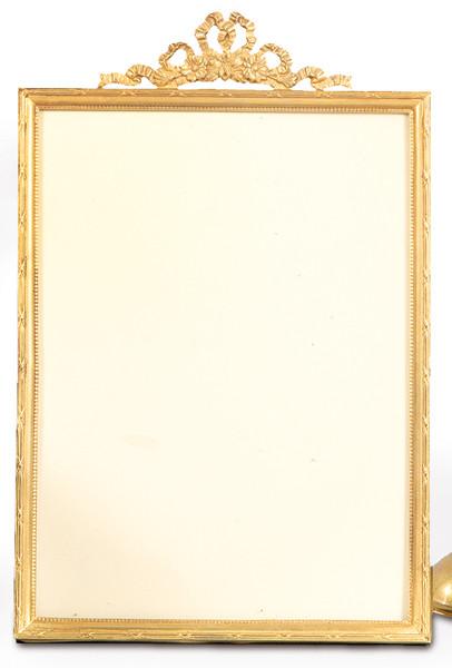 Porta retratos de bronce dorado estilo Luís XVI, Francia S. XIX.