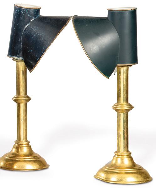 Pareja de candeleros de bronce dorado con pantalla de latón pintada, Francia S. XIX.