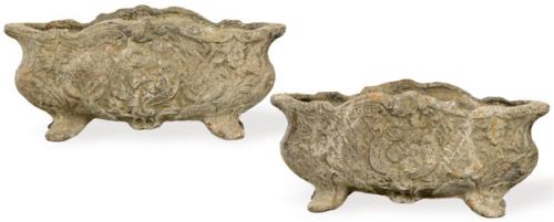 Pareja de pequeñas jardineras de hierro colado.