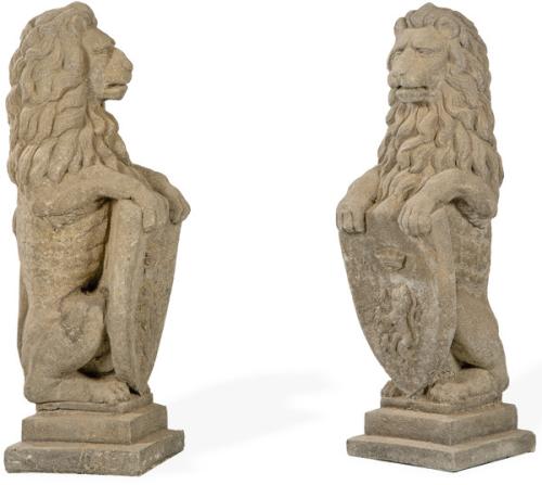 Pareja de leones sentados con escudo, de arenisca para jardín.