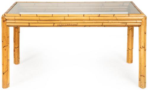 Mesa de comedor, con tapa rectangular de vidrio, sobre estructura de bambú.