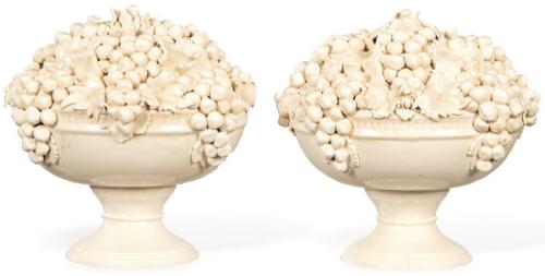 Pareja de centros de mesa en forma de copas con uvas y hojas