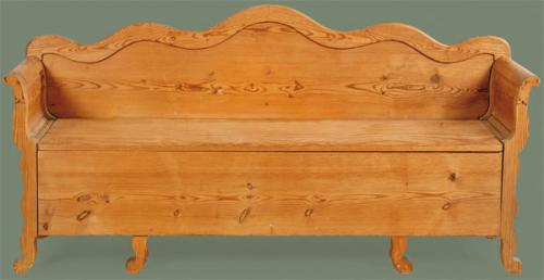 Banco - arcón, en madera de pino tallada