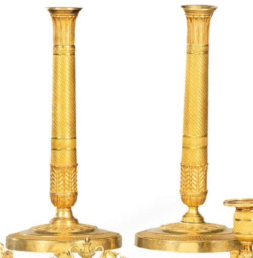 Pareja de candeleros de bronce dorado Carlos X, Francia h. 1820.